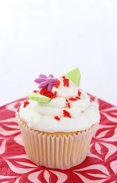 用花裝飾的Vanilla cupcake