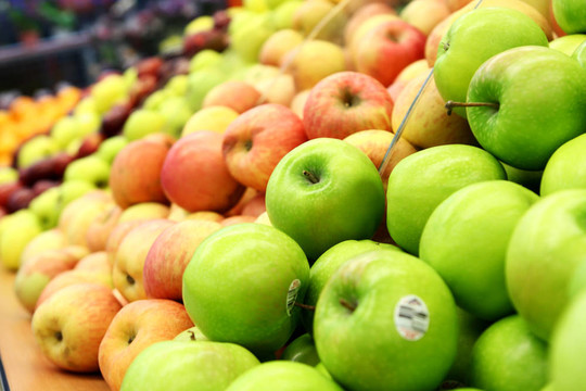 绿色和红色的苹果在农贸市场
