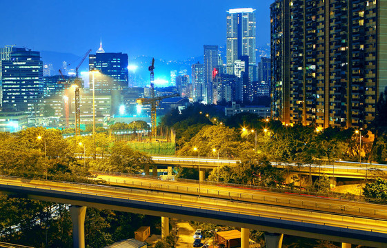 通過在香港鬧市區(qū)的公路