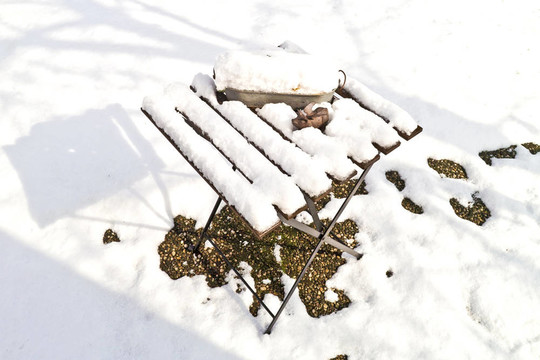 冬天花園里覆蓋著白雪的桌子