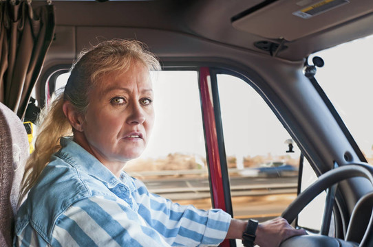 漂亮的女人開著一輛半卡車