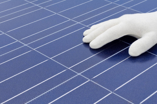 在太陽能電池正面手套的白色的手