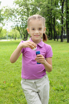 公園里的小女孩吹泡泡