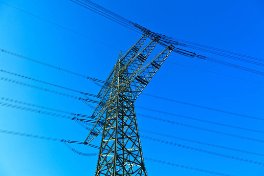 高電壓塔與天空背景