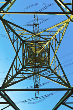 高電壓塔與天空背景