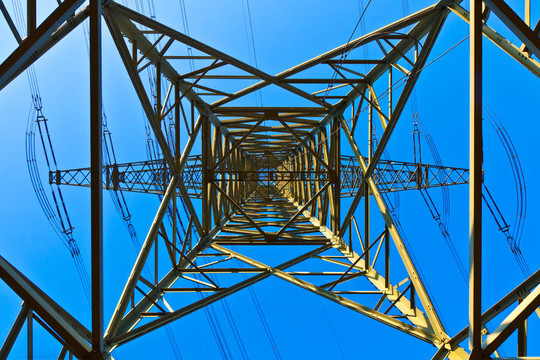 高電壓塔與天空背景