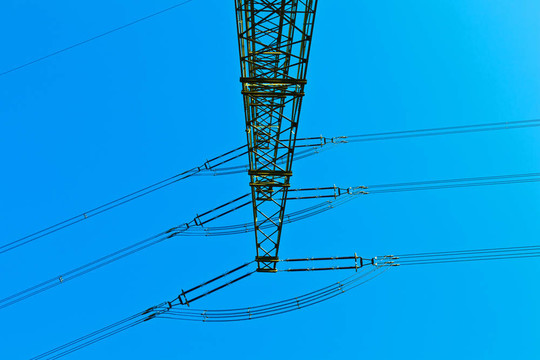 高電壓塔與天空背景