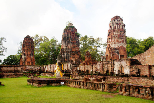在Wat chaiwattanaram寺塔；Ayutthaya；泰國
