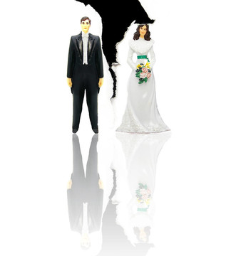 婚禮夫婦數(shù)字和撕紙（離婚的概念）