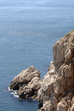 海浪沖擊著巖石