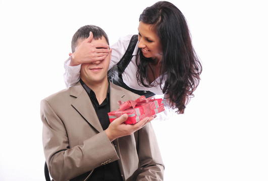 年輕的女孩給了她的男人一個禮物