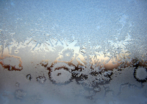 冬季窗上的雪紋