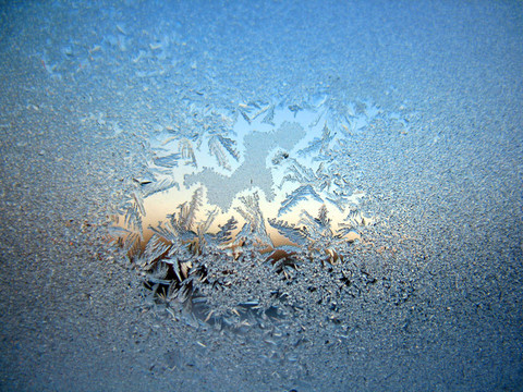 冬季窗上的雪紋