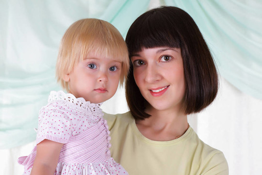 年幼的母親和她的兒子一起度過