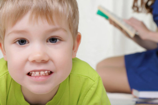 年幼的母親和她的兒子一起度過