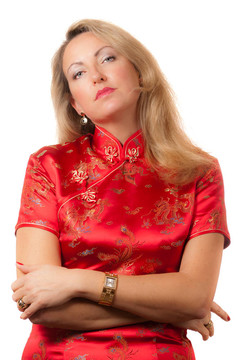 用傲慢的表情在紅色旗袍的女人