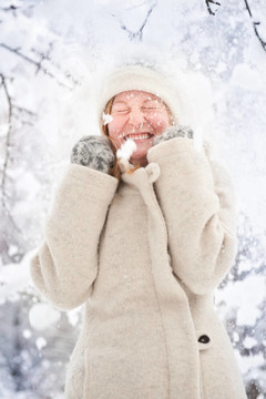 冬日里一位金發(fā)碧眼的年輕女子在雪地上