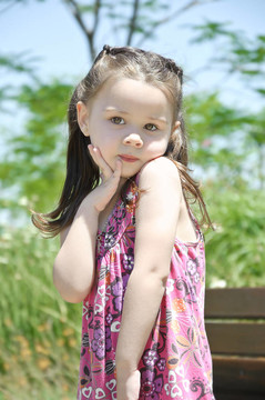 美麗的女孩在公園里