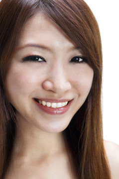 年輕女子微笑著