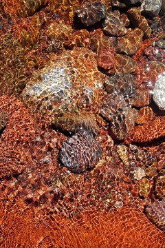 河水底紅巖透明度
