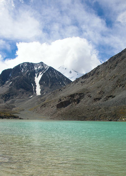 山上的湖