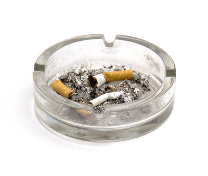 在煙灰缸里的香煙