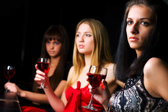 夜間酒吧里的年輕女性