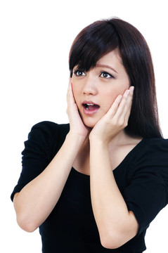 可愛的亞洲年輕女人看起來很驚訝