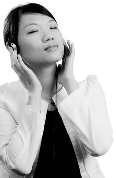 女人聽(tīng)音樂(lè)通過(guò)頭手機(jī)
