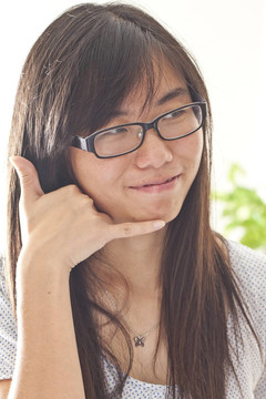亞洲女人在電話里交談