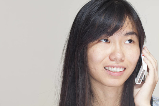 亞洲女人在電話里交談