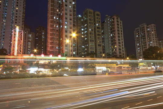 夜間繁忙的城市交通