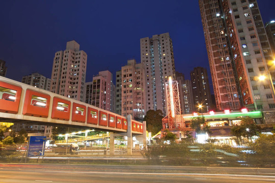 夜間繁忙的城市交通