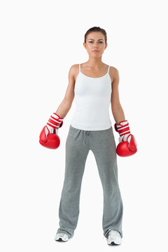 運動女戴拳擊手套