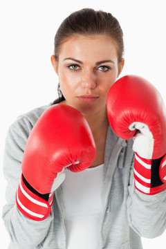 一个戴拳击手套的年轻妇女的肖像
