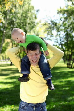父親帶著小兒子在公園里