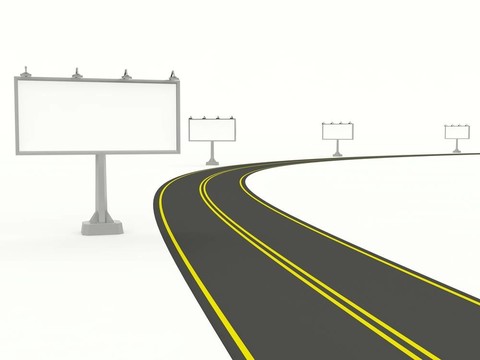 馬路上空著白色的廣告牌