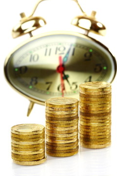 時(shí)間是金錢概念與時(shí)鐘和硬幣。