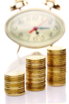 時間是金錢概念與時鐘和硬幣。