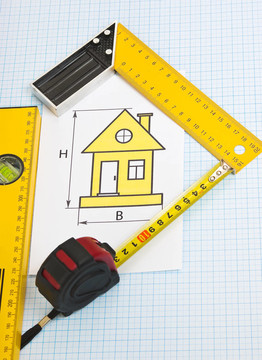 用建筑工具在家里畫畫