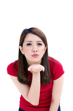 漂亮的年輕女人吹了一個吻