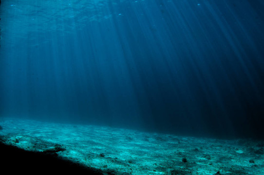 太陽光通過的沿海航道的水；棕櫚灘縣佛羅里達(dá)。
