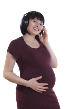 孕婦聽音樂。