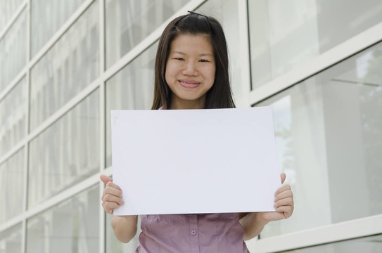 漂亮的女商人和廣告紙