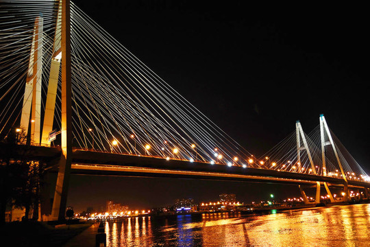 大型斜拉桥在夜间；圣彼得堡