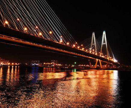 大型斜拉橋在夜間；圣彼得堡