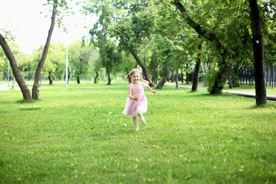 在公園里的一個小女孩的畫像