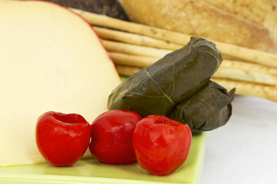 豪達(dá)奶酪和新鮮的葡萄葉紅peppadews