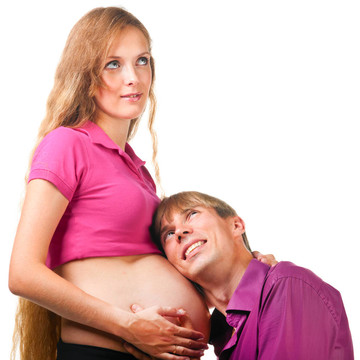 男人正在聽嬰兒