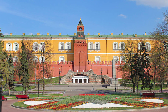 Alexander Garden和一個(gè)在Moscow.Russia的克林姆林宮塔。